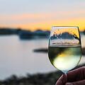 Bei der Hitze besonders wichtig: Weißwein und Sekt kühl genießen. Mit dem genialen Eis-Trick kühlen Sie Ihr Getränk, ohne es mit Schmelzwasser zu verwässern. Foto: Pixabay/Didgeman