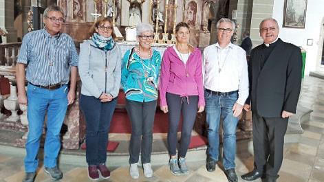 Die neue F&uuml;hrungsriege - hier vor dem Dettelbacher Gnadenaltar - konnte eine gute Premiere organisieren und durchf&uuml;hren, wor&uuml;ber sich die drei Jahrzehnte wirkende Leiterin Angela Neud&ouml;rfer (Mitte) sehr freute. Auf dem Bild fehlt Gerhard Wirkner. Foto: Peter Schramm