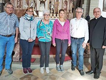 Die neue F&uuml;hrungsriege - hier vor dem Dettelbacher Gnadenaltar - konnte eine gute Premiere organisieren und durchf&uuml;hren, wor&uuml;ber sich die drei Jahrzehnte wirkende Leiterin Angela Neud&ouml;rfer (Mitte) sehr freute. Auf dem Bild fehlt Gerhard Wirkner. Foto: Peter Schramm