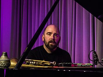 Bemerkenswert vielseitig: Sebastian Studnitzky beeindruckte als Trompeter, Pianist und Klangtüftler bei Leise am Markt in Coburg.Foto: Jochen Berger