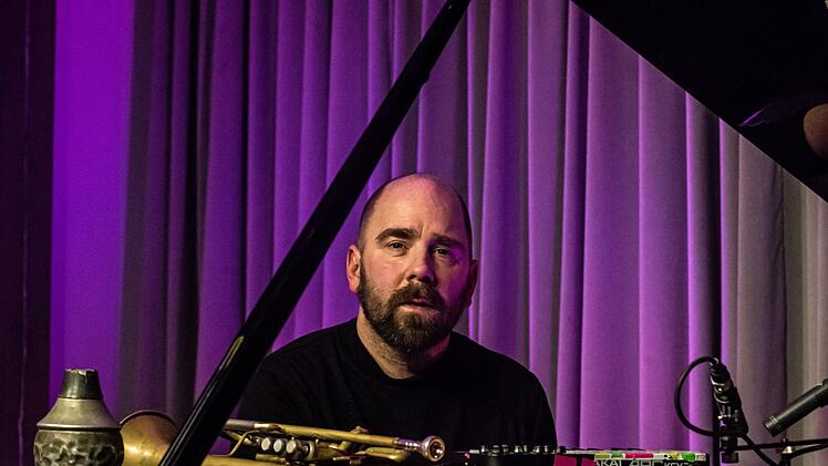 Bemerkenswert vielseitig: Sebastian Studnitzky beeindruckte als Trompeter, Pianist und Klangtüftler bei Leise am Markt in Coburg.Foto: Jochen Berger