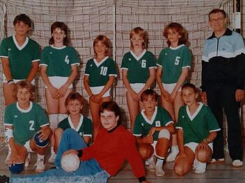 August Hubert (rechts) mit der C-Jugendmannschaft des SV Garitz, die 1987 die Unterfr&auml;nkische Meisterschaft holte: Unser Bild zeigt (hinten, von links) Mirjam Kaiser, Sandra Hippler, Tina Thoma, Inka Sch&ouml;nlein und Michaela Seith sowie (vorne, von links) Eva Stadtm&uuml;ller, Tanja Eyrich, Renate Frisch, Eileen Koch und Katrin Baier.  Foto: Archiv Sandra Hippler