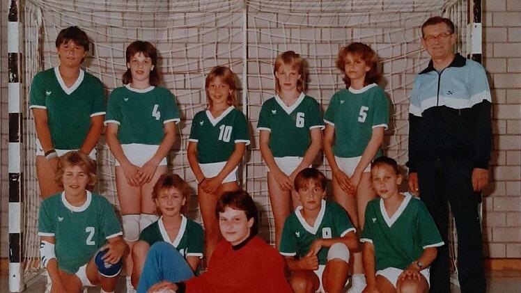 August Hubert (rechts) mit der C-Jugendmannschaft des SV Garitz, die 1987 die Unterfr&auml;nkische Meisterschaft holte: Unser Bild zeigt (hinten, von links) Mirjam Kaiser, Sandra Hippler, Tina Thoma, Inka Sch&ouml;nlein und Michaela Seith sowie (vorne, von links) Eva Stadtm&uuml;ller, Tanja Eyrich, Renate Frisch, Eileen Koch und Katrin Baier.  Foto: Archiv Sandra Hippler
