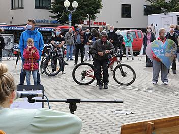 Die  Demonstranten versammelten sich am Freitag auf dem Paradeplatz. Fotos: Barbara Herbst