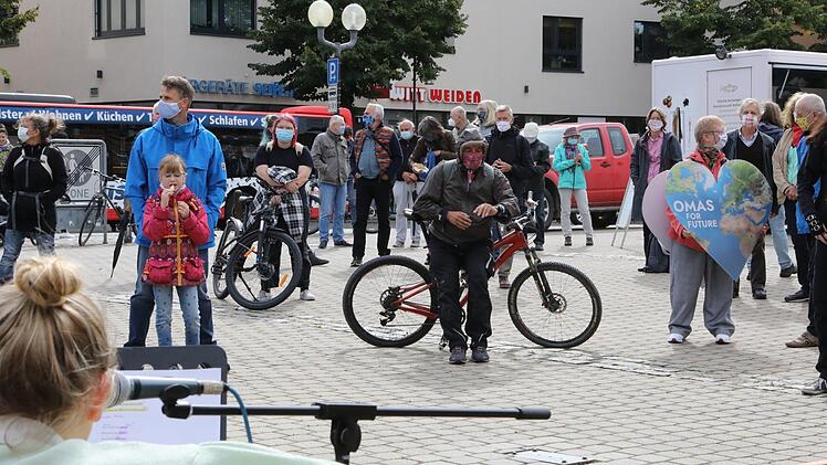 Die  Demonstranten versammelten sich am Freitag auf dem Paradeplatz. Fotos: Barbara Herbst