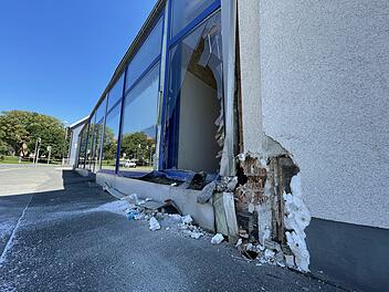 Coburg: Auto &uuml;berschl&auml;gt sich und kracht in Schaufenster