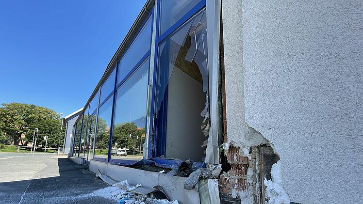 Coburg: Auto &uuml;berschl&auml;gt sich und kracht in Schaufenster