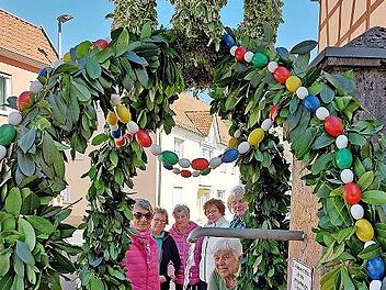 Die Sulzthaler Stickfrauen haben die Tradition des Osterbrunnenschmucks wieder aufleben lassen.