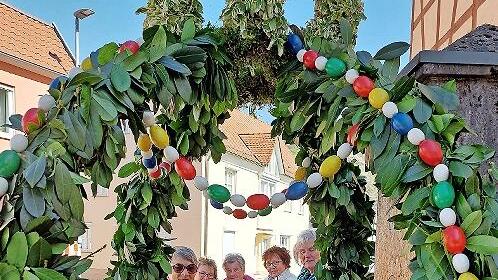 Die Sulzthaler Stickfrauen haben die Tradition des Osterbrunnenschmucks wieder aufleben lassen.