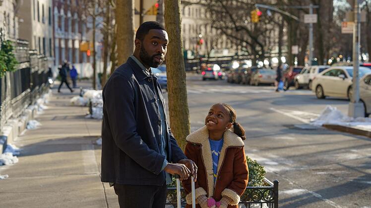Bernard (Paapa Essiedu) liebt seine kleine Tochter Eve (Jordyn McIntosh) und w&uuml;rde am liebsten mehr Zeit mit ihr verbringen, wenn es die Arbeit denn zulie&szlig;e...