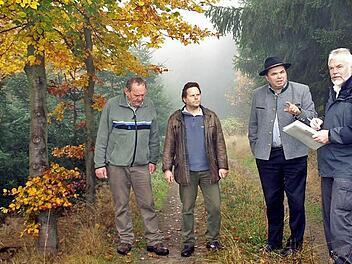 Prüfer Wilfried Stech (rechts) war begeistert von der Landschaft und den Waldbildern im Frankenwald. Begleitet wurde er von (von links) Peter Schmittnägel, Hubertus Förtsch und dem Vorsitzenden der WBV, Peter Klinger. Foto: Susanne Deuerling