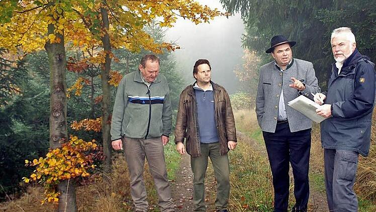 Prüfer Wilfried Stech (rechts) war begeistert von der Landschaft und den Waldbildern im Frankenwald. Begleitet wurde er von (von links) Peter Schmittnägel, Hubertus Förtsch und dem Vorsitzenden der WBV, Peter Klinger. Foto: Susanne Deuerling