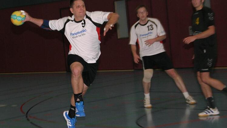 Johannes Kammer (rechts) kommt frei zum Wurf.