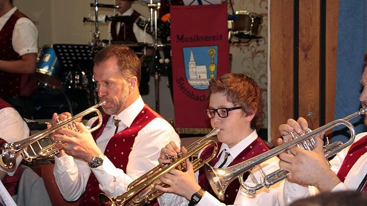 Alle Instrumente hatten ihren Beitrag zu leisten beim Frühlingskonzert in Steinbach, hier die Trompeten von links Oliver Wiegand, Dominik Wiegand (ausgezeichnet für fünf Jahre Musik im Verein) und Mario Fehn, rechts.