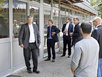 Vorsitzender Richter Manfred Schmidt, Rechtsanwalt Jochen Kaller, Richter Nino Goldbeck und Rolf Dinkel (von links nach rechts) von der Joseph-Stiftung sprechen über die Räumlichkeiten des Gebäudekomplexes. Anschließend begutachteten sie das Sonnenstudio. Foto: Matthias Hoch