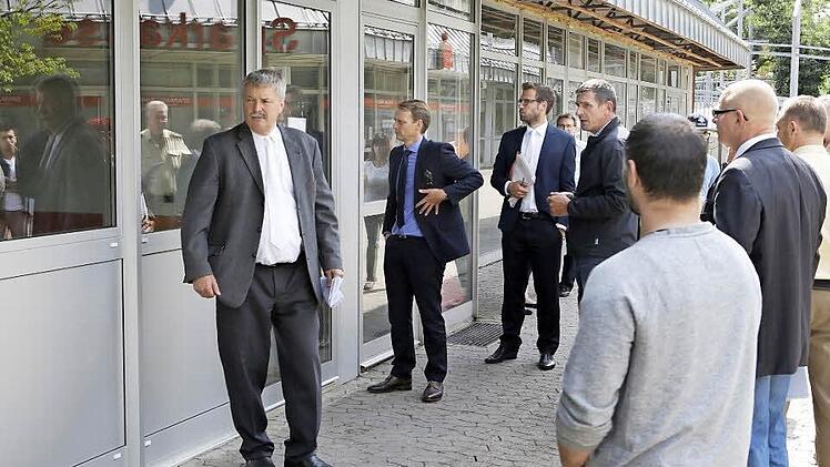 Vorsitzender Richter Manfred Schmidt, Rechtsanwalt Jochen Kaller, Richter Nino Goldbeck und Rolf Dinkel (von links nach rechts) von der Joseph-Stiftung sprechen über die Räumlichkeiten des Gebäudekomplexes. Anschließend begutachteten sie das Sonnenstudio. Foto: Matthias Hoch