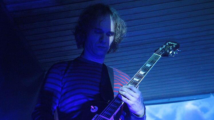 Wüste und Space: Kosmodrom spielten schön dicken Stonerrock. Seit einiger Zeit haben sich die Bands in der alten Schule Gößmannsreuth zusammengetan und eine Konzertreihe auf die Beine gestellt. Foto: Christian Bauriedel
