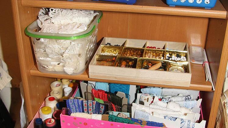 Die Utensilien sind säuberlich verwahrt. Spitzen sucht Anneliese Pittel auf dem Flohmarkt, aber sie hat einen großen Vorrat.