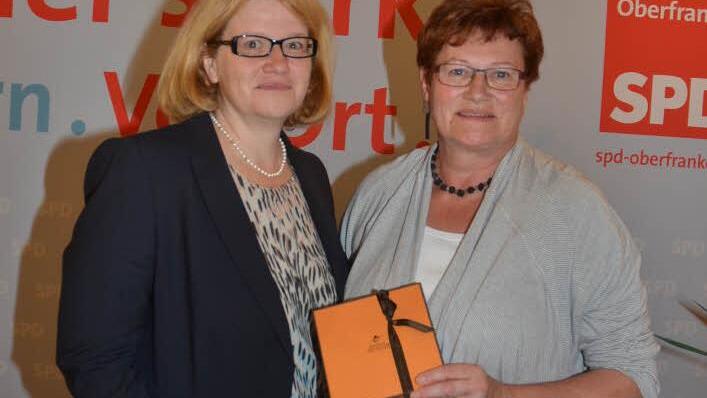 Die Bezirksvorsitzende Anette Kramme (links) dankt Christa Steiger, die nach langjähriger Zugehörigkeit aus dem Bezirksvorstand ausschied. Foto: Karl-Heinz Hofmann