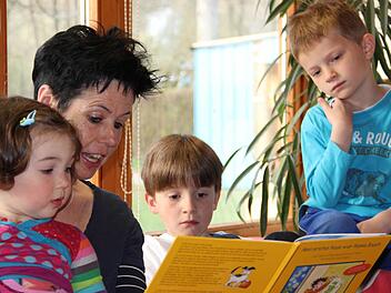 Kindergartenleiterin Susanne Noë liest mit einigen Kindern im Kindergarten Arche Noah in Kasendorf das Buch "Mein erstes Haus war Mamis Bauch". Foto: Katharina Müller-Sanke