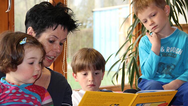 Kindergartenleiterin Susanne Noë liest mit einigen Kindern im Kindergarten Arche Noah in Kasendorf das Buch "Mein erstes Haus war Mamis Bauch". Foto: Katharina Müller-Sanke