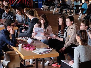 Fast eine Art Speed-Dating: Alle 15 Minuten mussten die Schüler beim Berufe-Café die Referenten wechseln. Fotos: Gerd Schaar