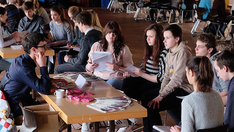 Fast eine Art Speed-Dating: Alle 15 Minuten mussten die Schüler beim Berufe-Café die Referenten wechseln. Fotos: Gerd Schaar