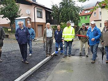 Der Bau- und Umweltausschuss des Gemeinderates Weißenbrunn war auf Besichtigungstournee, hier in Thonberg, wo die Fahrbahn der Sonnenleite gerade instandgesetzt wird.  Foto: K.- H. Hofmann