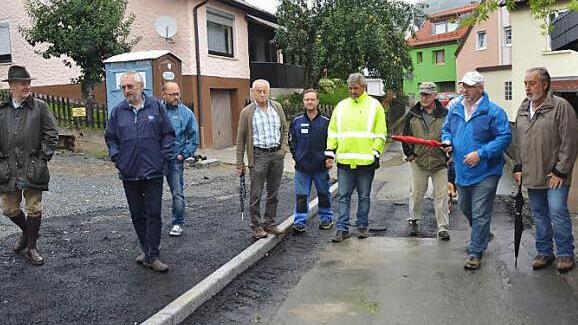 Der Bau- und Umweltausschuss des Gemeinderates Weißenbrunn war auf Besichtigungstournee, hier in Thonberg, wo die Fahrbahn der Sonnenleite gerade instandgesetzt wird.  Foto: K.- H. Hofmann
