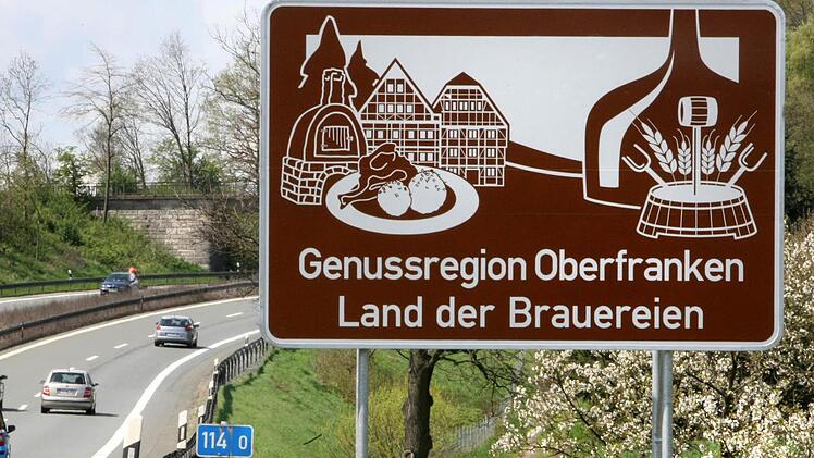 Autobahnschilder werben für die Genussregion. Diese Marketing-Initiative zeigt spürbar Wirkung, so der Vorstand. Foto: BR-Archiv