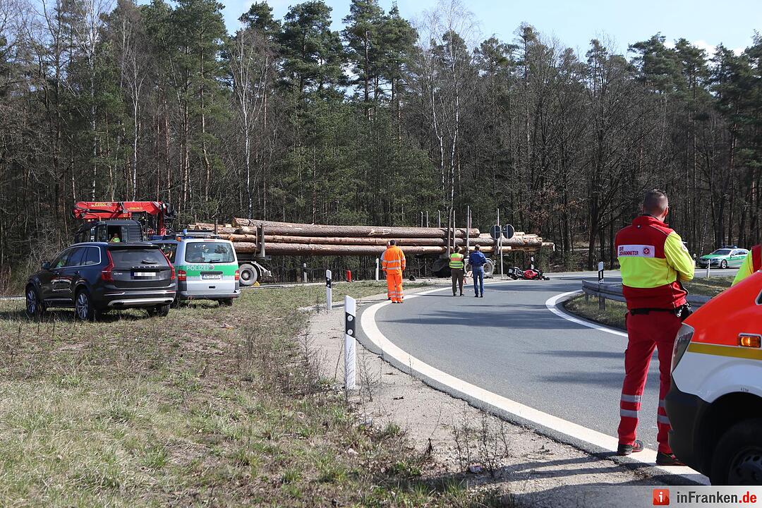 Motorradfahrer rutscht unter Lastwagen