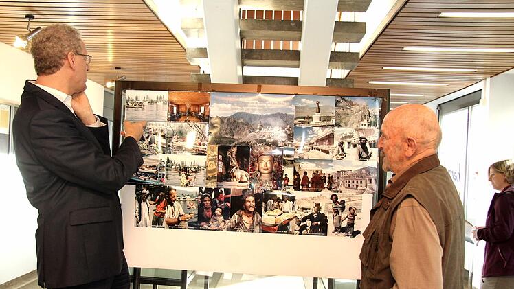 Hans Gaschbauer (r.) erläutert German Hacker seine Fotos. Richard Sänger