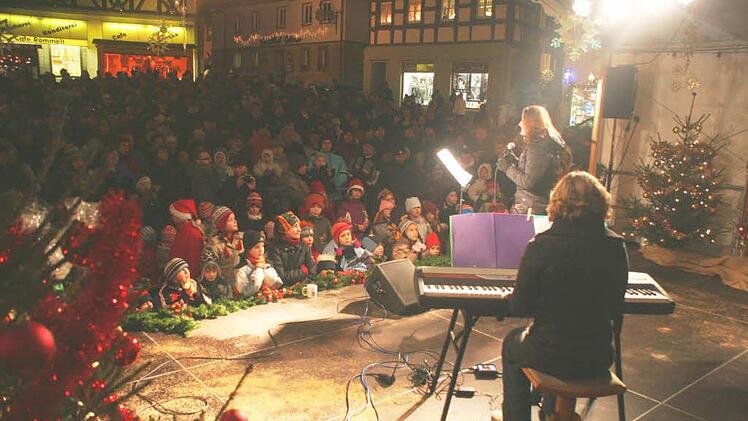 Ein Fest f&uuml;r klein und gro&szlig;: der Lebendige Adventskalender in Herzogenaurach.  Foto: Michael Busch (Archiv)