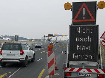 Weil bislang noch nicht alle Anbieter von Navigationsgeräten  die Umstellungen an der Anschlussstelle Ebersdorf in ihre Karten aufgenommen haben, weist  das Staatliche Bauamt jetzt mit  großen Anzeigetafeln die Verkehrsteilnehmer  darauf hin, dass sie jetzt nach rechts Richtung Coburg  auf die Autobahn abbiegen müssen.Berthold Köhler