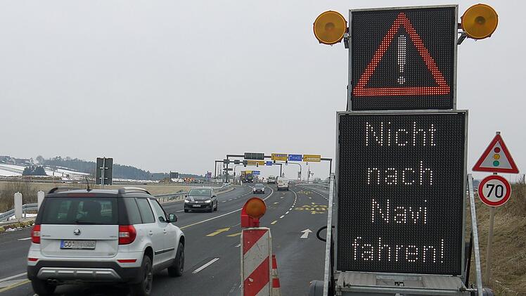 Weil bislang noch nicht alle Anbieter von Navigationsgeräten  die Umstellungen an der Anschlussstelle Ebersdorf in ihre Karten aufgenommen haben, weist  das Staatliche Bauamt jetzt mit  großen Anzeigetafeln die Verkehrsteilnehmer  darauf hin, dass sie jetzt nach rechts Richtung Coburg  auf die Autobahn abbiegen müssen.Berthold Köhler