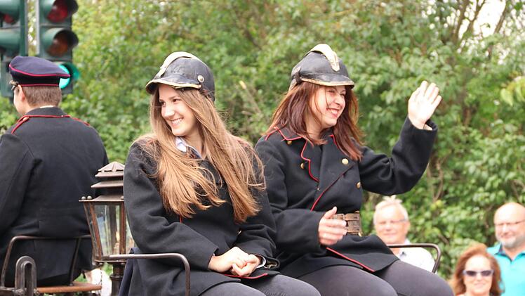 Frauen an die Spritze! Diese beiden Damen fühlten sich offensichtlich wohl auf dem historischen Gefährt ihrer Feuerwehr.Helmut Will