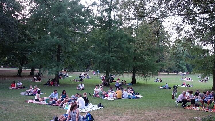 Zaung&auml;ste genossen das Konzert bei einem Picknick.Heike Beudert