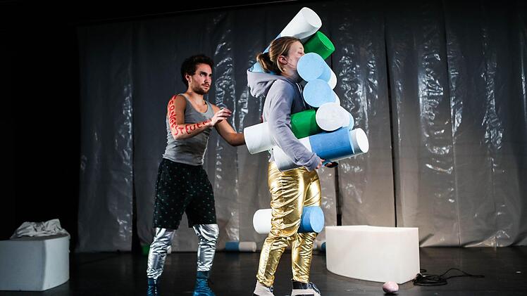 Szene aus "4.48 Psychose" im Coburger Theater in der Reithalle Foto:  Henning Rosenbusch