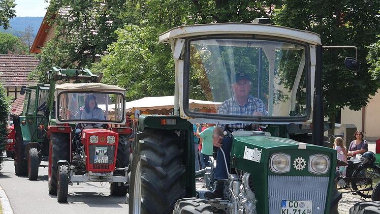 Am Sonntagmittag machten die Oldtimer-Traktoren eine Ausfahrt nach Ebern. Hier kommen sie gerade wieder auf dem Festgel&auml;nde an.
