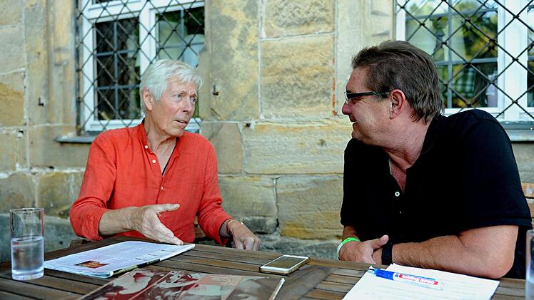 Andy Bown im Gespräch mit Ralf Kestel (rechts) auf der Terrasse von Schloss Eyrichshof im Kreis Haßberge.  Fotos: Helmut Ölschlegel