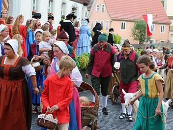 Rund 220 Laiendarsteller standen am Sonntag wieder auf und vor der Bühne beim Heimatspiel "Die Schutzfrau von Münnerstadt".   Thomas Malz