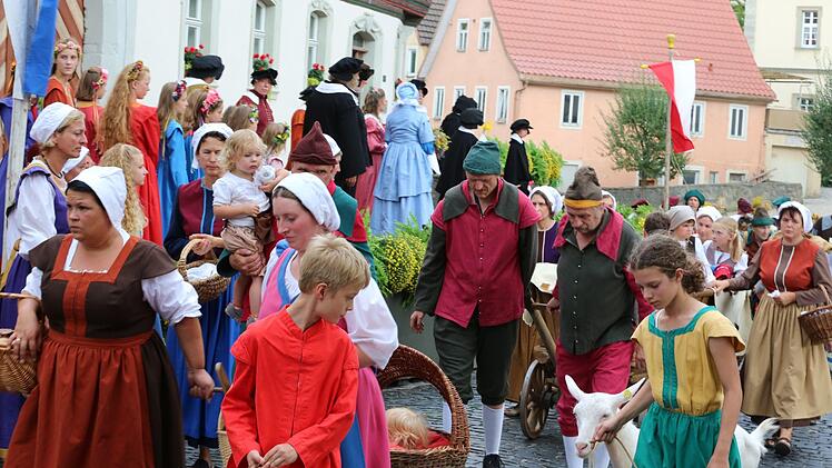 Rund 220 Laiendarsteller standen am Sonntag wieder auf und vor der Bühne beim Heimatspiel "Die Schutzfrau von Münnerstadt".   Thomas Malz