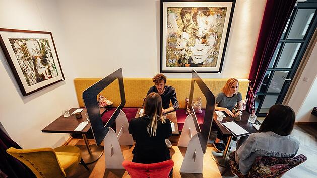 In Restaurants und Cafés fungieren die Eco Safe Boards als Schutzwand auf und zwischen den Tischen und sorgen für bessere Auslastungsmöglichkeiten. Foto: Schumacher Packaging/Edelfrei Bamberg