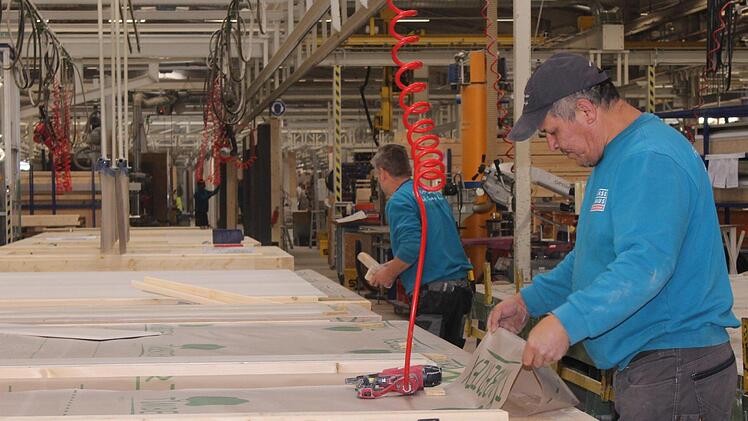 Im Produktionswerk von Hanse Haus in Oberleichtersbach werden die Wände für die Häuser fertiggestellt. Foto: Julia Raab