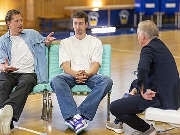 Johannes B. Kerner (rechts) spricht in seinem Talk-Format "Bestbesetzung" mit Moritz (links) und Franz Wagner.