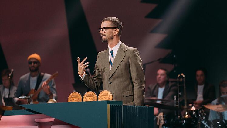 Auf Schmeichelei spricht Joko angeblich nicht an. Er sch&auml;tzt es lieber, hart kritisiert zu werden. Der Off-Sprecher l&auml;sst sich das nicht zweimal sagen und meldet sich &uuml;ber den Studiolautsprecher zu Wort.