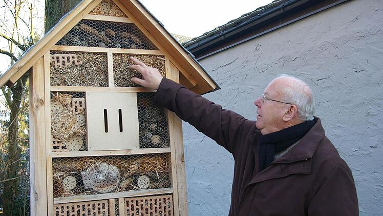 Robert Neußner vor seinem Insekten-Hotel. Ein Naturmensch wie er, weiß, wie er die Zaungäste im heimischen Garten durch den Winter bringt.