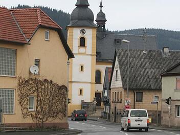Die Ortsumgehung Zeyern ist durch starken Verkehr belastet.  Fotos: Archiv