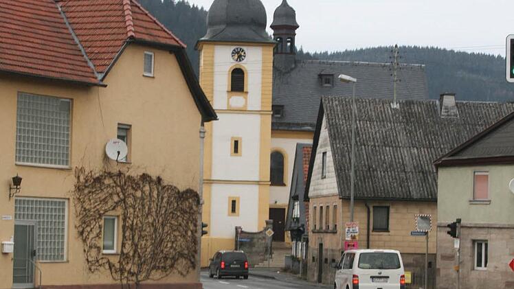 Die Ortsumgehung Zeyern ist durch starken Verkehr belastet.  Fotos: Archiv