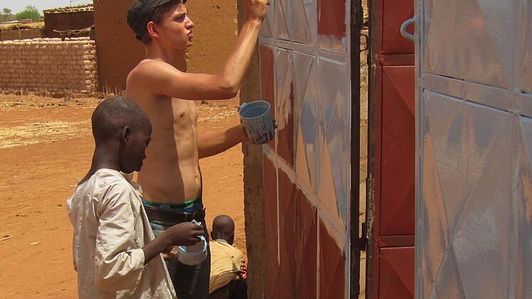 Klaus Keller kümmerte sich mit einheimischen Helfern unter anderem um die Umfriedung einer Schule. Foto: privat